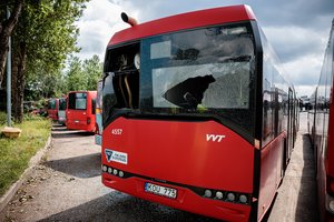 Vilniaus autobusų parke apšaudyti 25 autobusai – nuostoliai gali siekti dešimtis tūkstančių eurų