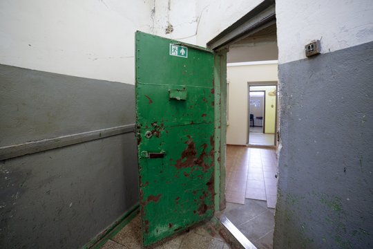 Nuteistasis išgirdo nuosprendį už kalėjimo prižiūrėtojo sužalojimą 