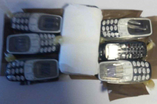 Į Vilniaus kalėjimą įmestame pakete – į prezervatyvus slėpimui išangėje sudėti telefonai