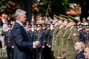 S. Daukanto aikštėje Karo akademijos absolventams suteiktas leitenanto laipsnis