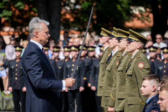 S. Daukanto aikštėje Karo akademijos absolventams suteiktas leitenanto laipsnis