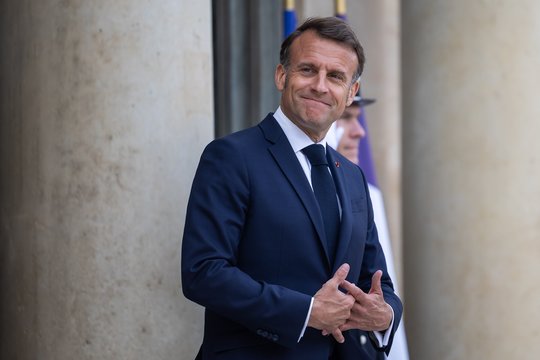 Prancūzijos prezidentas persėdo į išskirtinį „Renault Rafale“: ne tik šarvuotas, bet ir dekoruotas marmuru