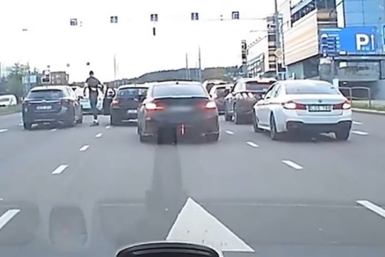 Chuliganiški veiksmai kelyje neliko nepastebėti: sulaukė visuomenės pasipiktinimo ir policijos dėmesio