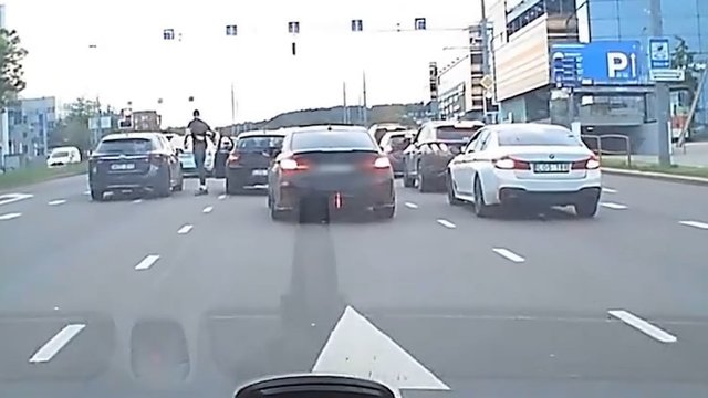Chuliganiški veiksmai kelyje neliko nepastebėti: sulaukė visuomenės pasipiktinimo ir policijos dėmesio