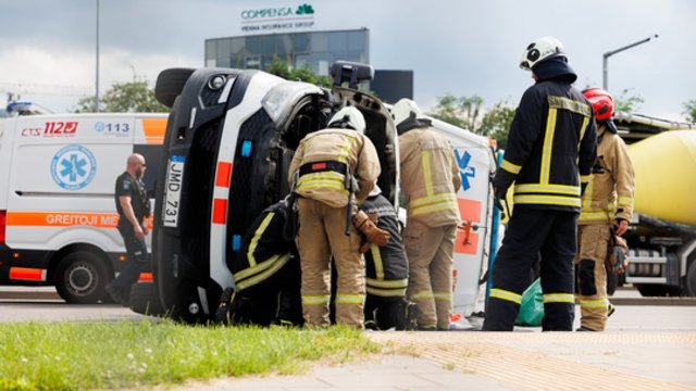 Vaizdai iš įvykio vietos: Vilniuje apvirto greitosios pagalbos automobilis, vežęs vaiką į ligoninę