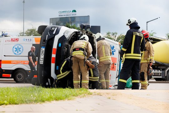 Vaizdai iš įvykio vietos: Vilniuje apvirto greitosios pagalbos automobilis, vežęs vaiką į ligoninę