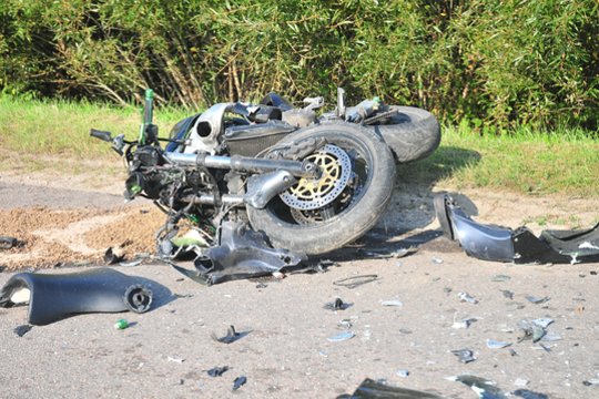Atsitrenkęs į visureigio galą Mažeikiuose žuvo motociklininkas