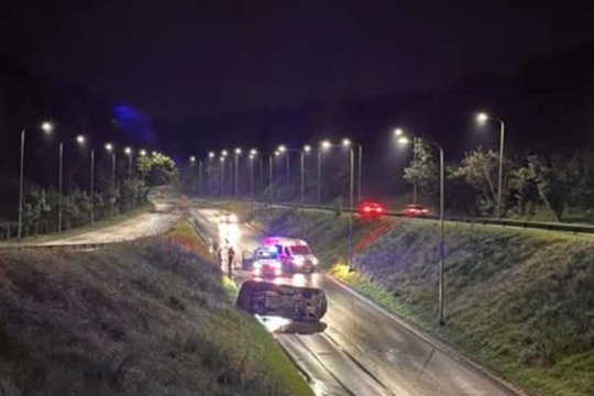 Apvirtus automobiliui Vilniuje nukentėjo du žmonės
