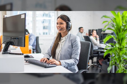 Skambučių centro kasdienybė: nuo pranešimų apie gedimus iki prisipažinimų meilėje