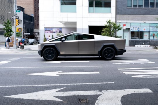 Milijoninis ieškinys „Teslai“:  po avarijos vyras sudegė įstrigęs „Cybertruck“