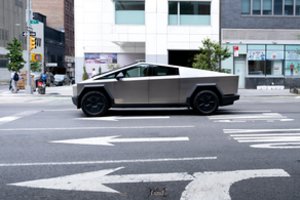 Milijoninis ieškinys „Teslai“: po avarijos vyras sudegė įstrigęs „Cybertruck“