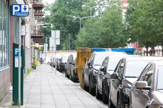 Vilnietę suglumino skirtingos mokėjimo zonos vienoje gatvėje: „Vairuoji mieste ir nežinai, kiek mokėsi“