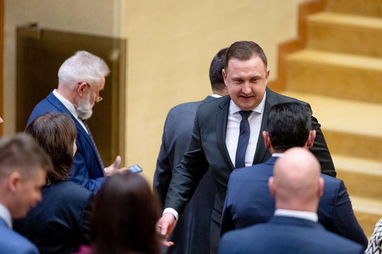 Į „čekiukų“ skandalą įklimpusiems saviškiams ranką tiesusiam Seimui – Etikos sargų pagrūmojimas: pažeidė statutą