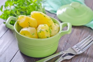 „Tuščios kalorijos“ ar sveikatos lobis: ką reikia žinoti apie bulves ir jų valgymą