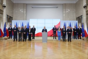 Lenkijos premjeras po smūgio rinkimuose pertvarkė ministrų kabinetą