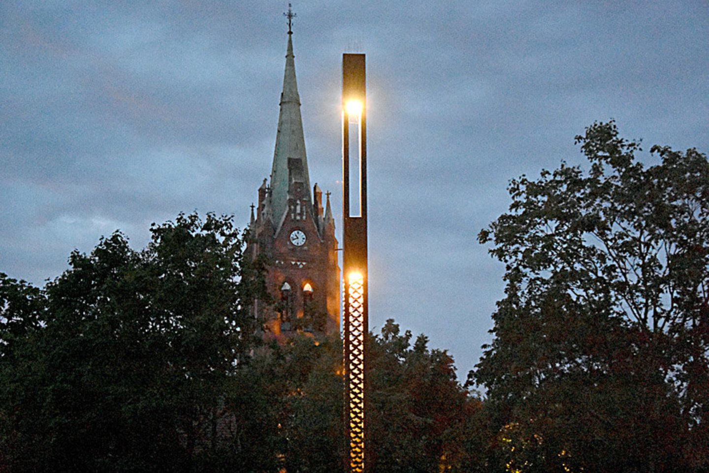 Šie grakštūs 6 metų aukščio LED šviestuvai padengti metalo rūdis imituojančiais dažais ir yra atsparūs klimato poveikiui.