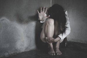 Motina pardavinėjo dukterį visai gatvei: „Vis tiek aš prostitutė“