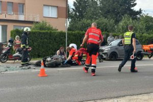 Nepilnamečio vairuojamas motoroleris Jurbarke trenkėsi į automobilį – vairuotojas ir bendraamžė keleivė atsidūrė medikų rankose