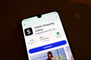 Skelbė apie akcijas, bet kainų nemažino – Kinijos greitosios mados milžinė užsidirbo 40 mln. eurų baudą