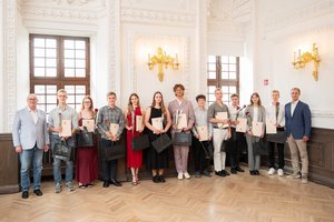 Rekordinis šimtukų skaičius Kaune: geriausiai pasirodę abiturientai ir jų mokytojai iškilmingai apdovanoti rotušėje