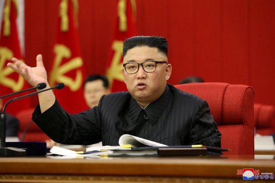 Iš Kim Jong Uno lūpų – raginimas kariuomenei: esą turi būti pasirengusi tikram karui