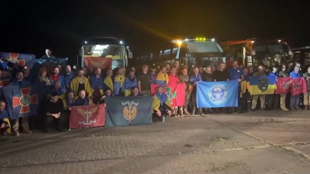 Į Ukrainą sugrįžo virš tūkstančio karo belaisvių: dalis kalėjo daugiau nei trejus metus