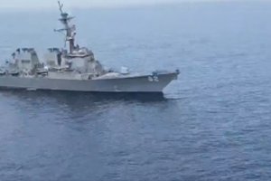 Apsikeitė grasinimais: Irano sraigtasparnis priskrido prie pat JAV karo laivo