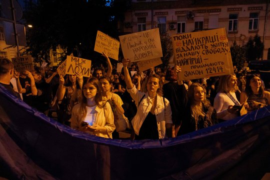 Antra diena iš eilės: ukrainiečiai toliau eina į gatves prieš V. Zelenskio įstatymą