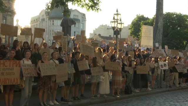 Ukrainoje – tūkstantiniai protestai: nežada tylėti