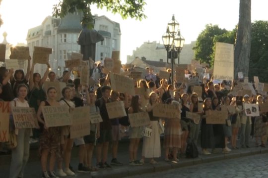 Ukrainoje – tūkstantiniai protestai: nežada tylėti