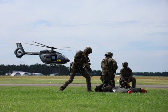 Pristatyti naujai įsigyti VSAT sraigtasparniai ir bepiločių orlaivių sistema