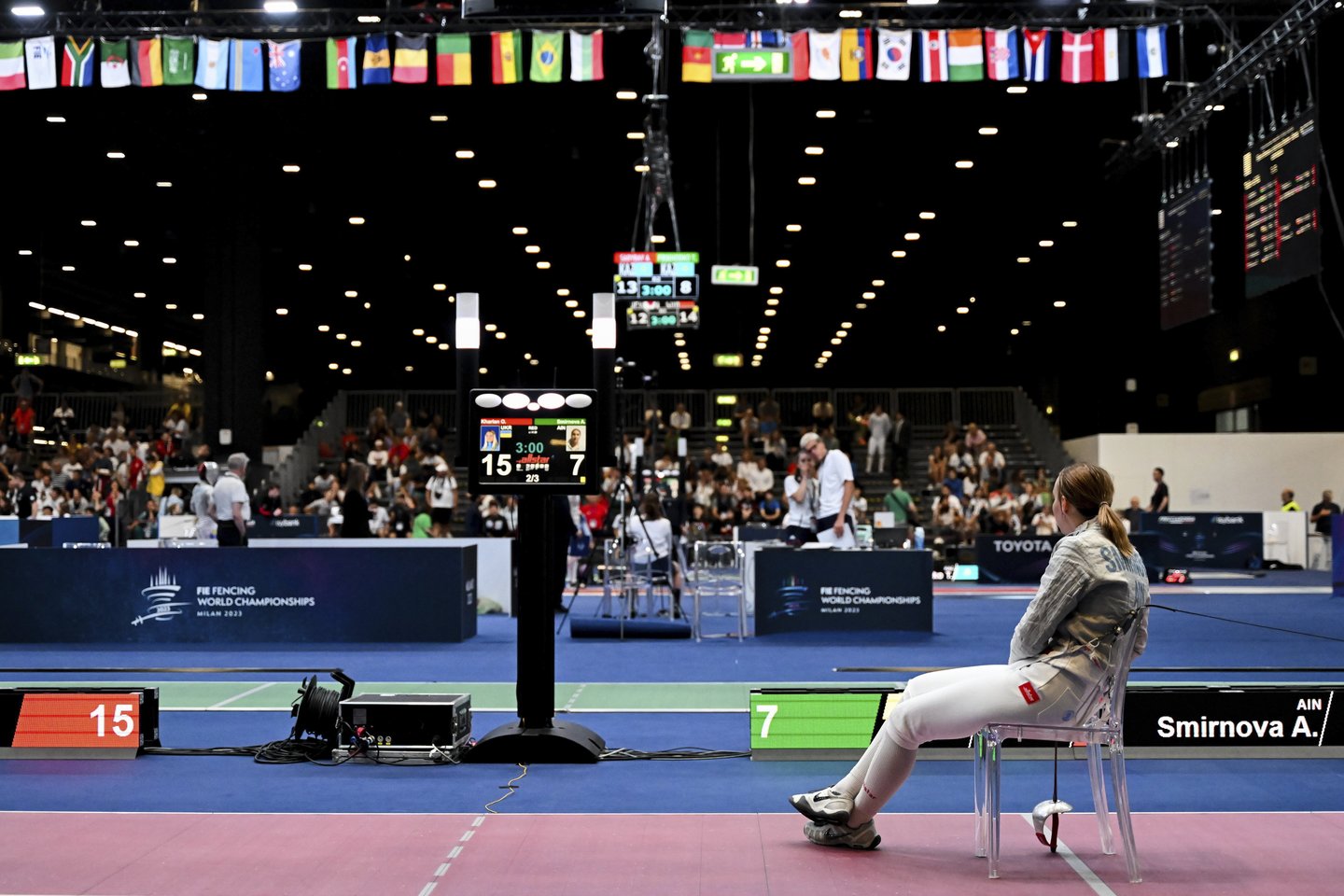 Rusijos fechtuotoja Ana Smirnova laukė ukrainietės pasisveikinimo sėdėdama ant kėdės.<br> AFP/Scanpic nuotr.