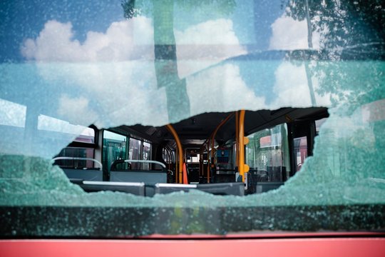 Vilniuje išdaužtų 25 autobusų langų byloje žodį tarė ekspertai