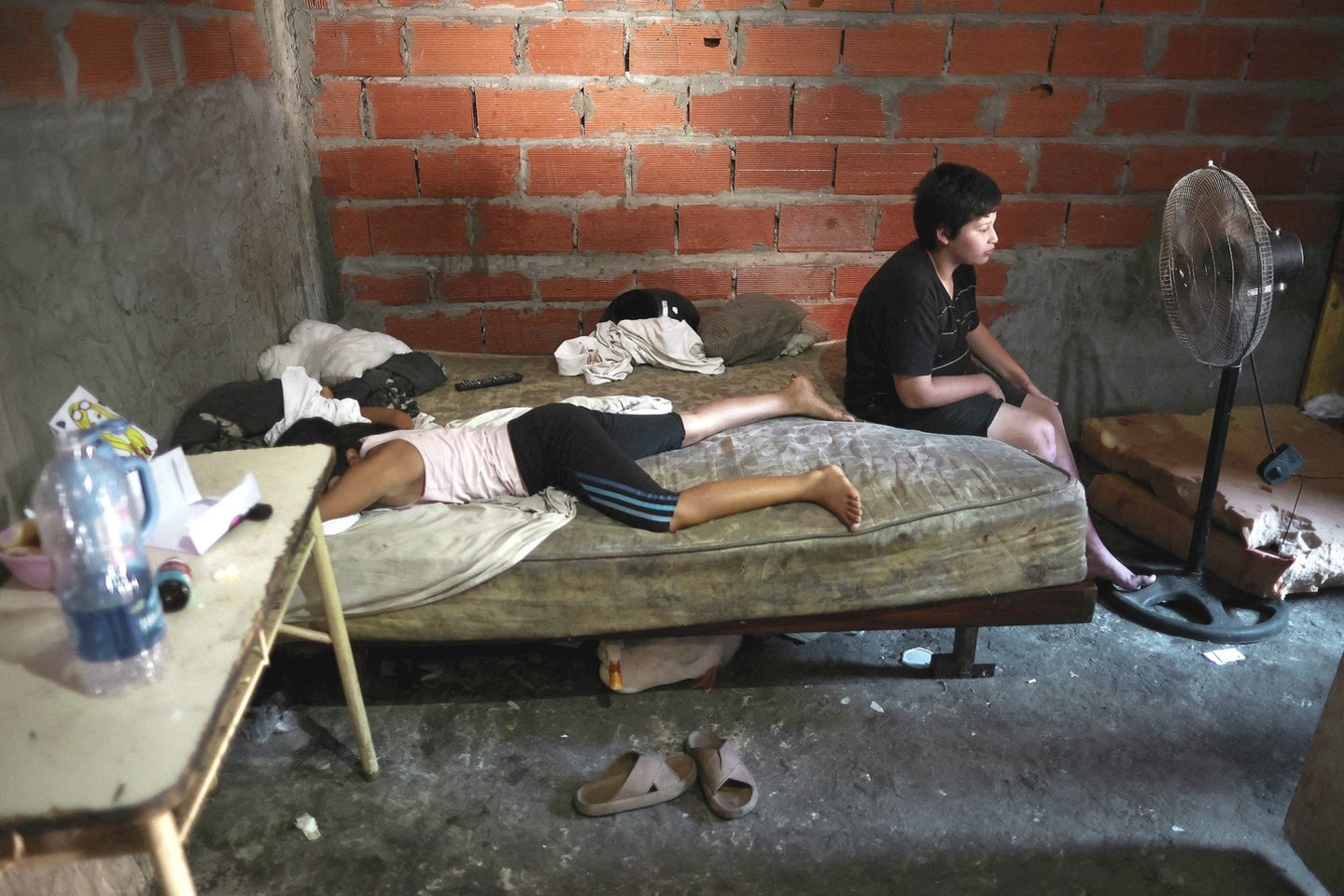 Argentinoje vargingieji tampa dar vargingesni, kasdienio vartojimo prekės gyventojams tampa vis mažiau prieinamos.<br>„Reuters“/„Scanpix“ nuotr.