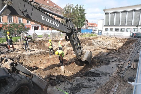 Didžiausia Vilniaus rekonstrukcija jau kelia aistras: po grindiniu rasti palaikai ir viešbutis