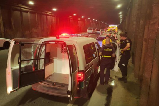 Sostinėje – „Mazdos“ gaudynės: tunelyje sustabdytame automobilyje rasta kvaišalų