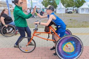 Žmonių su negalia vasaros sporto festivalyje – paralimpinės rungtys ir paroda „Paryžius 2024“