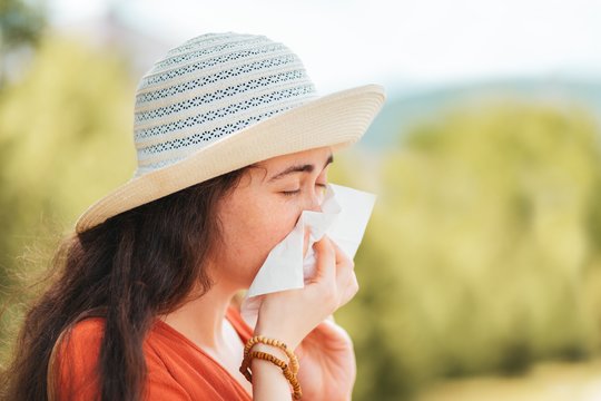 Peršalimas ar alerginė sloga? Vasarą lengva susipainioti