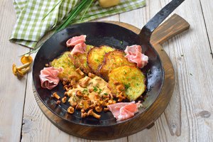 Nustebinsite save ir artimuosius: bulviniai blynai tiesiog ištirps burnoje su šiuo voveraičių padažu