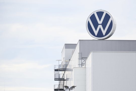 „Volkswagen“ dėl D. Trumpo tarifų patyrė 1,3 mlrd. eurų nuostolį