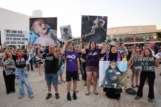 Tūkstančiai žmonių Tel Avive reikalavo nutraukti Gazos karą ir grąžinti įkaitus