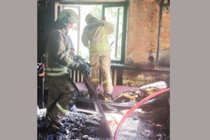 Per Pavevėžyje kilusį gaisrą - žaibiška ugniagesių reakcija: žmogaus gyvybė kabojo ant plauko