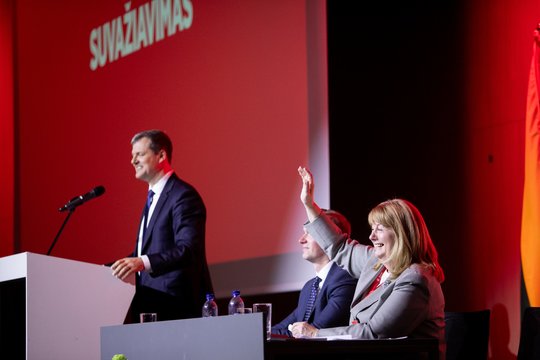 Šantažas, bandymas pasprukti ir apšaukti žurnalistai: šaltiniai atskleidžia, kas dėjosi už uždarų LSDP durų