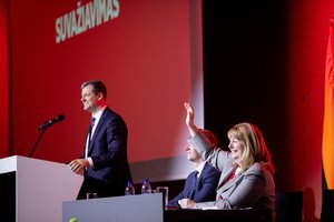 Šantažas, bandymas pasprukti ir apšaukti žurnalistai: šaltiniai atskleidžia, kas dėjosi už uždarų LSDP durų