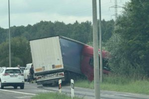  Automagistralėje A1 nuo kelio nuvažiavo vilkikas 