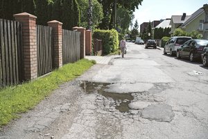 Neapsikentę valdininkų delsimo gyventojai šaligatvį pasiklojo patys: „Nusibodo vargti“