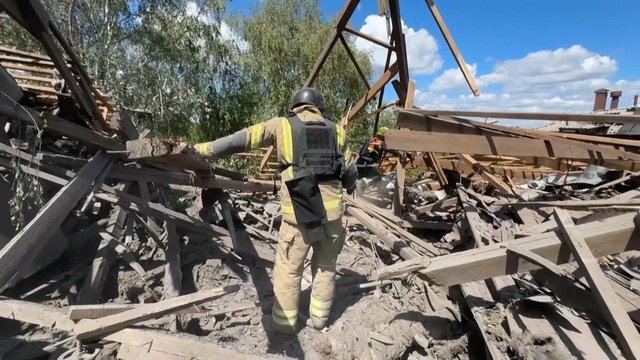 Rusų bombos pataikė į Charkivo medicinos įstaigą: po griuvėsiais ieškoma nukentėjusiųjų