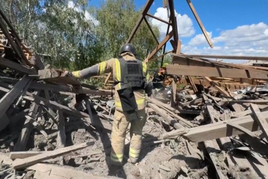 Rusų bombos pataikė į Charkivo medicinos įstaigą: po griuvėsiais ieškoma nukentėjusiųjų