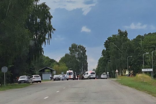 Šiaulių rajone susidūrė motociklas ir automobilis – nukentėjo policininkas