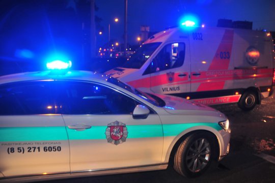 Vilniuje du sulaikomi jaunuoliai pasipriešino policininkui – sužalotam pareigūnui prireikė medikų pagalbos